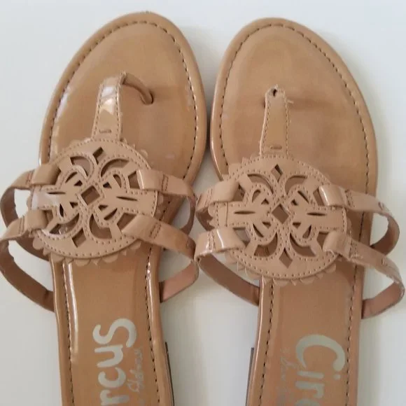 Circus by Sam Edelman Canyon Medallion Flat Sandal (size 9) - Picture 2 of 8